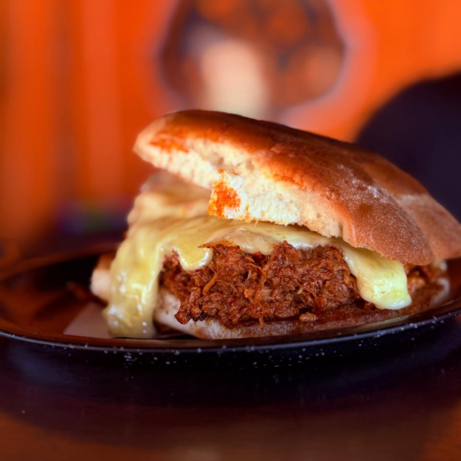 Torta Especial (birria, Queso y Frijol)