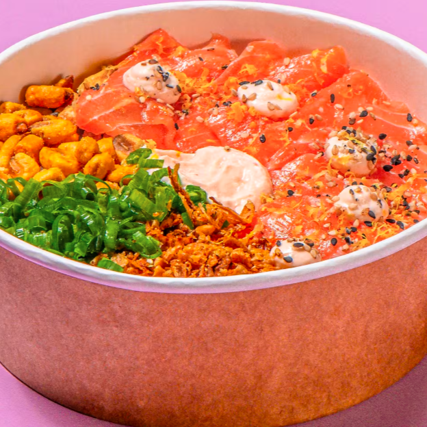 Arroz shari, lâminas de salmão com raspas de limão siciliano e gergelim, maionese picante, milho torrado, cebola crispy e cebolinha.
Para garantir uma entrega rápida, não é possível fazer trocas e/ou retiradas de ingredientes nos produtos.