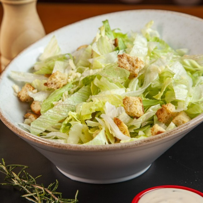 Uma combinação perfeita de folhas verdes, molho Caesar, queijo parmesão e croutons crocantes. Adicione uma proteína e transforme sua salada em uma refeição completa!