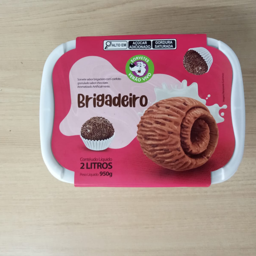 Sorvete sabor Brigadeiro com confeito granulado de chocolate