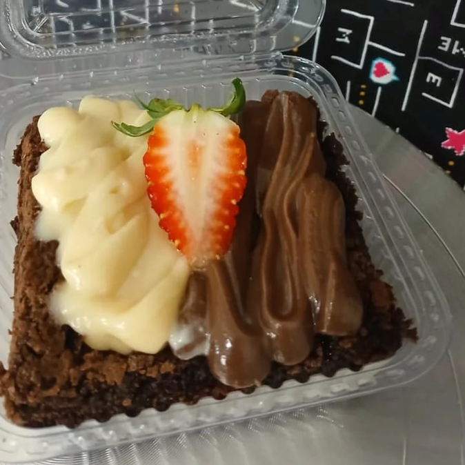 Brownier Artesanal com textura perfeita, casquinha crocante por fora e interior macio e chocolatudo. Cobertura dois amores, creme de Ninho e chocolate 50%