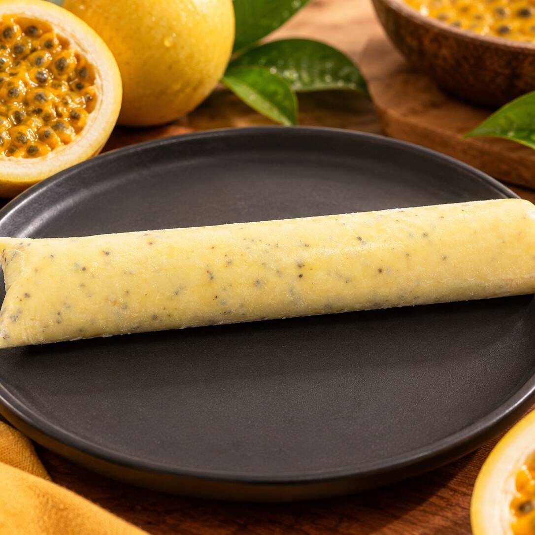 Refrescante, cremoso e cheio de sabor! Nosso gelinho de maracujá combina o azedinho irresistível da fruta com uma cremosidade deliciosa, perfeito para refrescar seus dias e adoçar qualquer momento. Uma explosão de sabor a cada mordida! 😍❄️