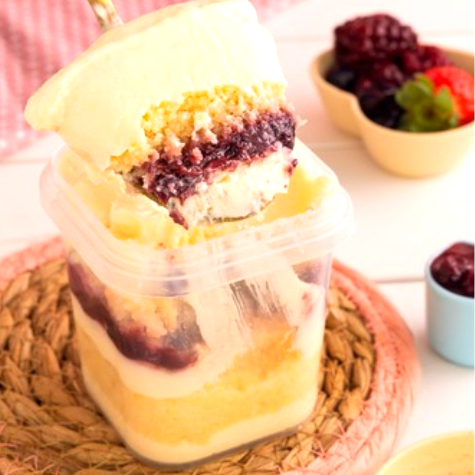 Massa tradicional fofinha e molhadinha, recheio de brigadeiro cremoso 4 leites e uma deliciosa geleia de morango.