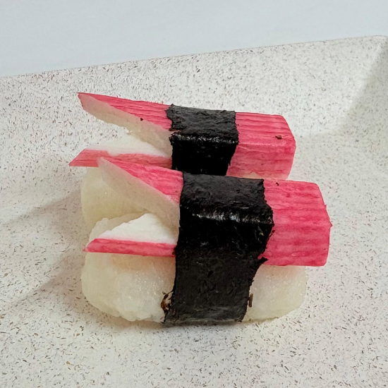 Base de arroz modelado com fatia de Kani.