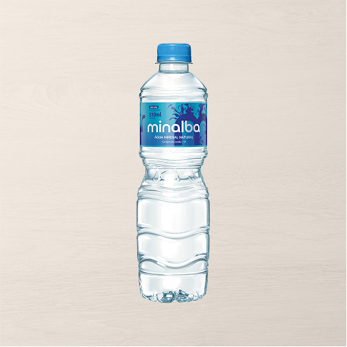 Geladinha, sem gás.