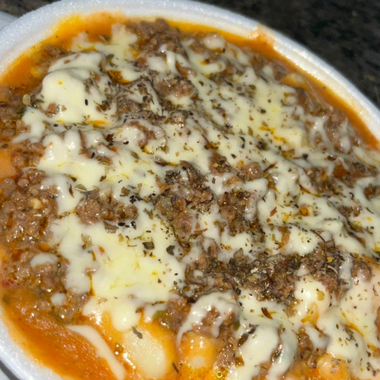 Delicioso nhoque servido com um rico molho bolonhesa feito com carne moída e especiarias aromáticas.