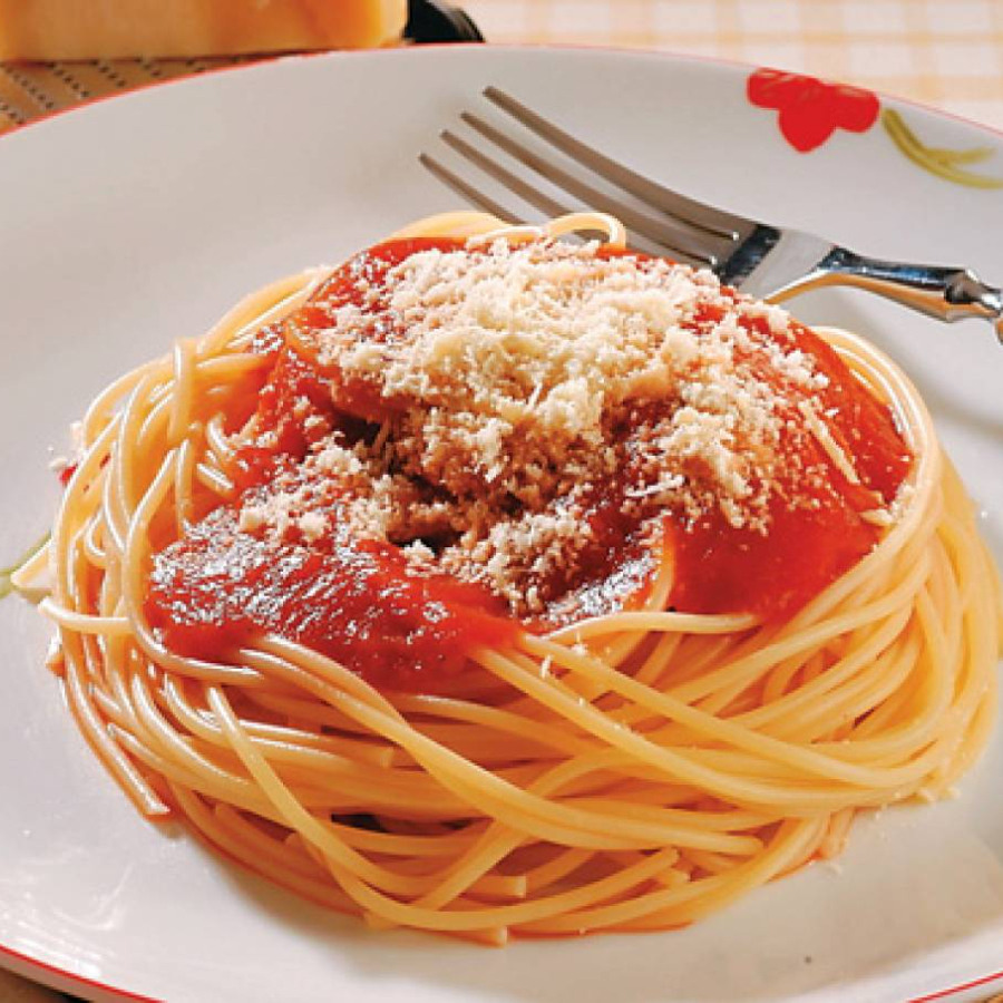 Um delicioso macarrão espaguete ao molho sugo com queijo ralado