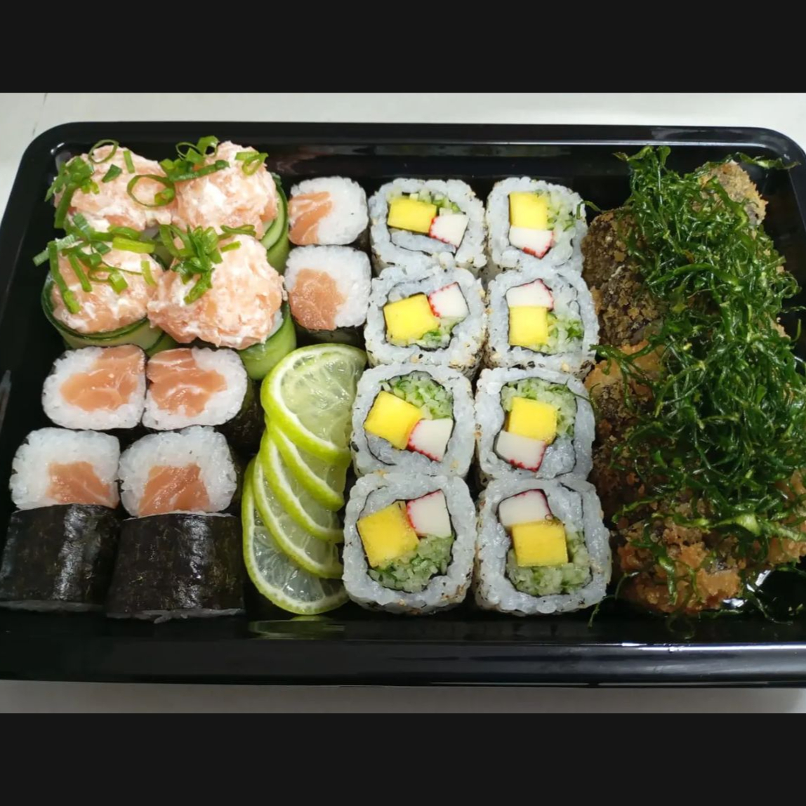 4 Joe Pepino + 8 Hossomaki Salmão + 8 Uramaki Califórnia + 10 Hot Especial (com couve crispy)