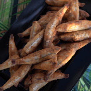 Apresentamos a nossa 'Manjuba', uma especialidade da casa. Este prato, com generosas 500 gramas, é cuidadosamente preparado para despertar o melhor dos sabores do mar em cada mordida. Lembre-se de escolher sua guarnição favorita para acompanhar, proporcionando uma experiência gastronômica completa e inesquecível. Sua opinião é extremamente valiosa para nós.