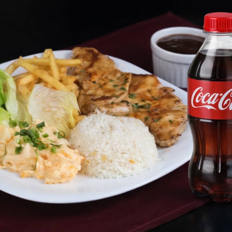 Bisteca suína grelhada. Acompanha arroz branco, batata frita ou legumes na manteiga, maionese e salada.