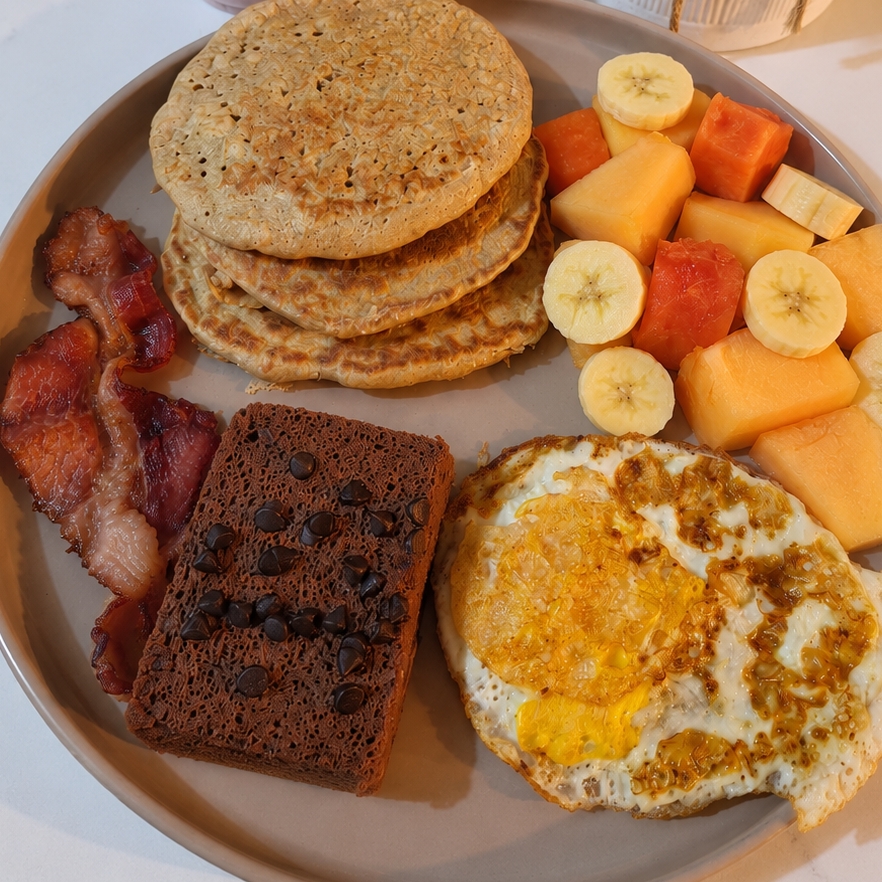 Hotcakes de Avena con Tocino y Huevo al Gusto