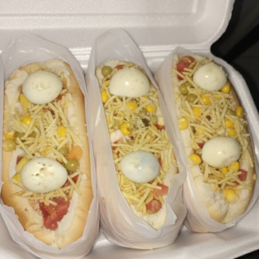 Pão , salsicha,tomate ,cebola ,ervilha ,milho ,batata palha ,ovo de codorna,queijo ralado ,l