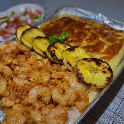 pirão saboroso com acompanhamento : camarão, queijo coalho, banana da terra e salada saborosa e com gostinho de quero mais.