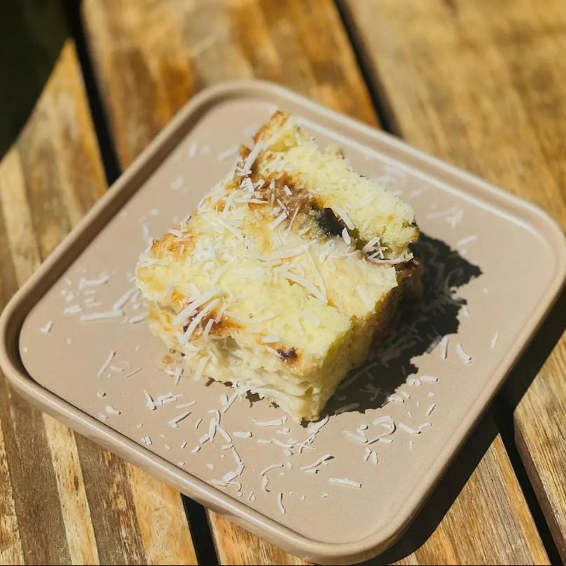 camada de massa preta úmida, recheio de doce de leite e pedaços de ameixa. (Aprox. 130g)