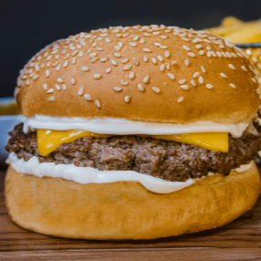 Pão tradicional de gergelim, 1 hamburguer artesanal 110gr maionese tradicional e cheddar