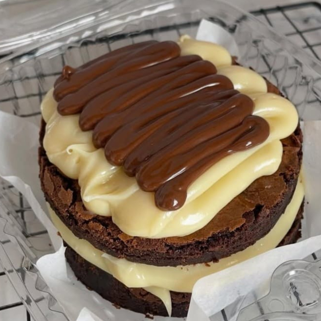 Brownie , creme de ninho, finalizado com creme de ninho com nutella.