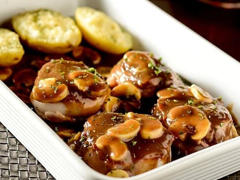 Medalhões de filé envolvidos com bacon, grelhados, flambados com conhaque, molho madeira tradicional e champignon. Acompanha arroz branco e batata recheada.