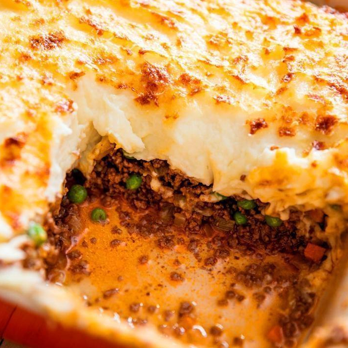 Purê de batatas cremoso com um recheio farto de carne ao molho bolonhesa caseiro, coberto com queijo e cebolinha pra finalizar - Sabor intenso + porção caprichada = sucesso garantido.