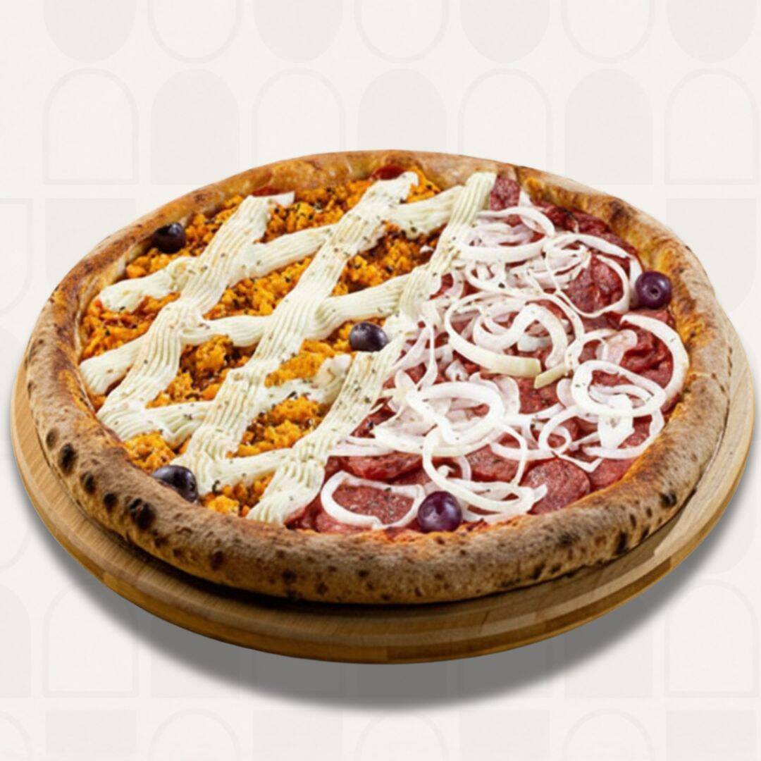 Pizza grande (35cm, 8 fatias). Meia calabresa com muçarela e cebola + meia frango com Catupiry.
