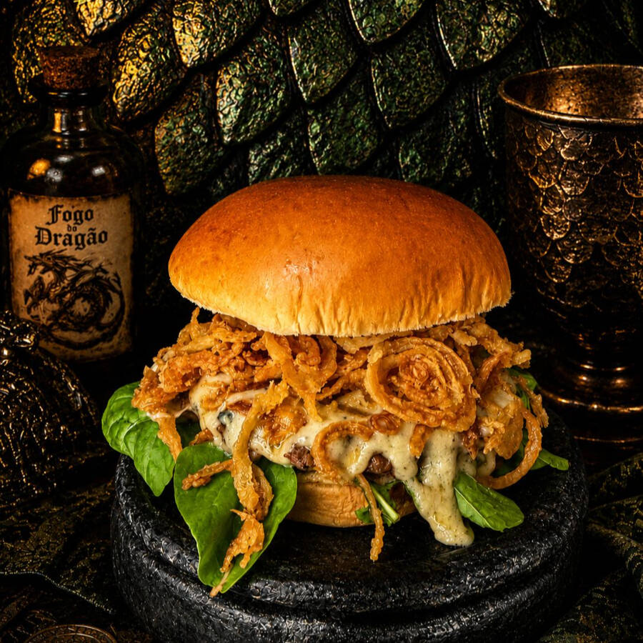 Pão de Brioche, Hamburguer 130gr, Rucula, Gorgonzola e Cebola Crispy