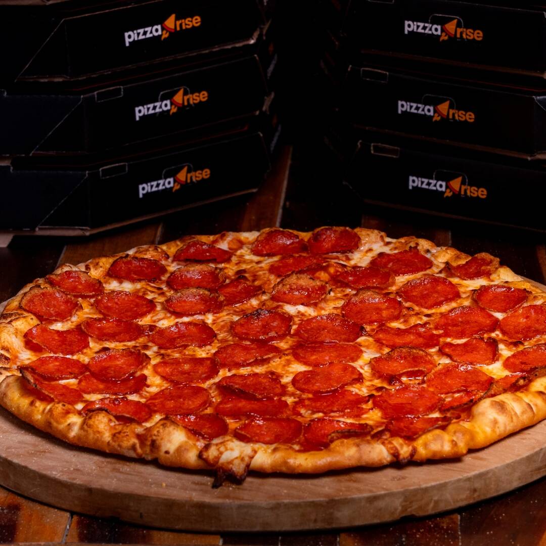 Massa leve, molho de tomate bem temperado, mussarela argentina e generosas fatias de pepperoni levemente picante. Finalizada com orégano para realçar o sabor. Intensa e irresistível.
