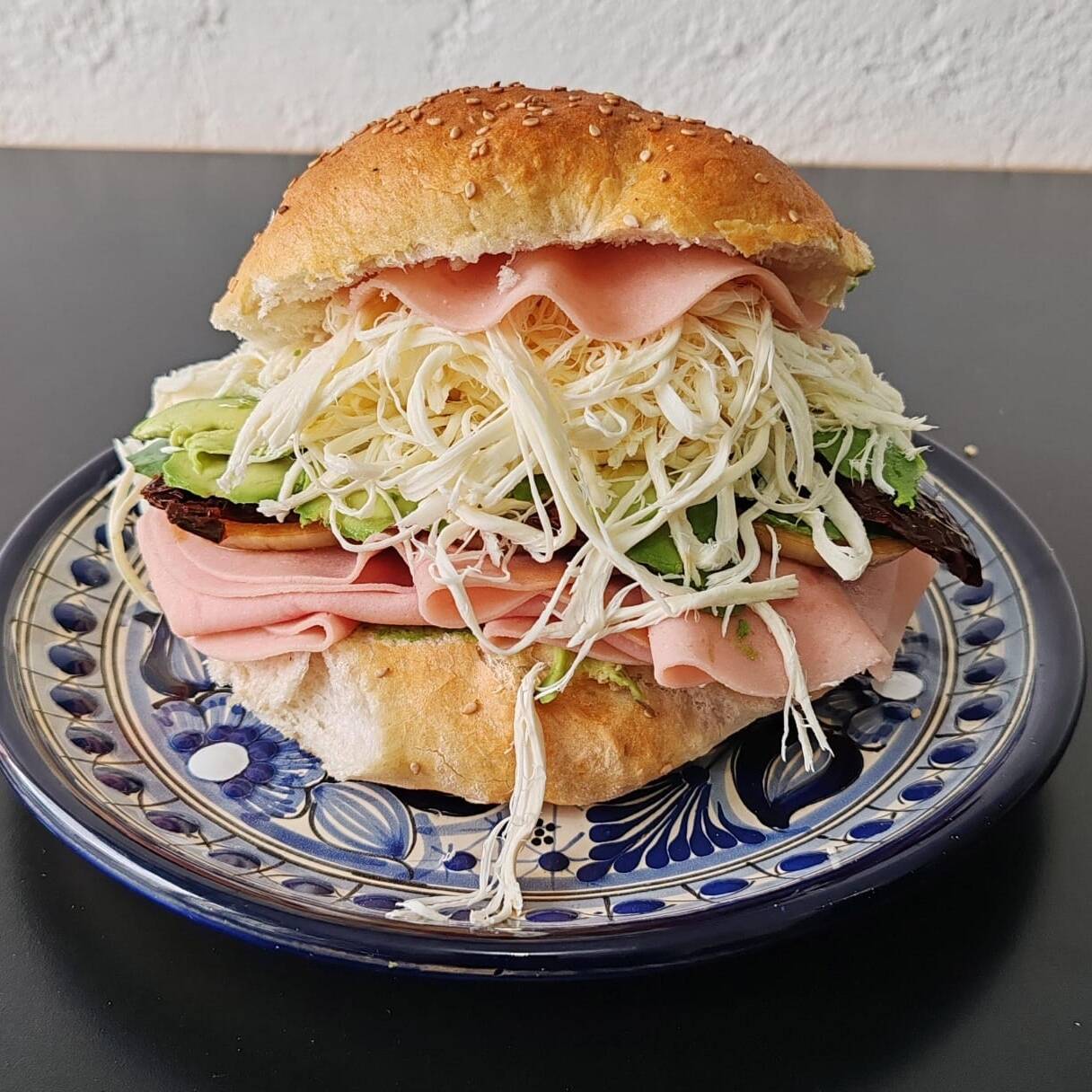 Cemita de Quesillo con Jamón Tradicional