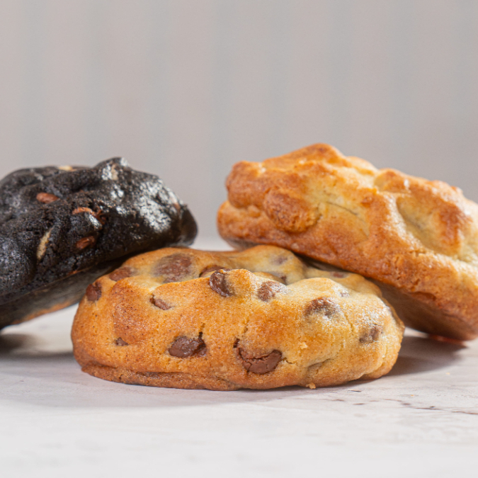 A seleção clássica para quem quer variedade ou deseja compartilhar os favoritos da casa que nunca falham. Você recebe o nosso Cookie de Chocolate ao leite com gotas nobres e massa amanteigada, o intenso Triplo Chocolate com suas três variações de cacau nobre e o refrescante Cookie de Limão Siciliano, que entrega um toque cítrico natural em uma massa leve.
