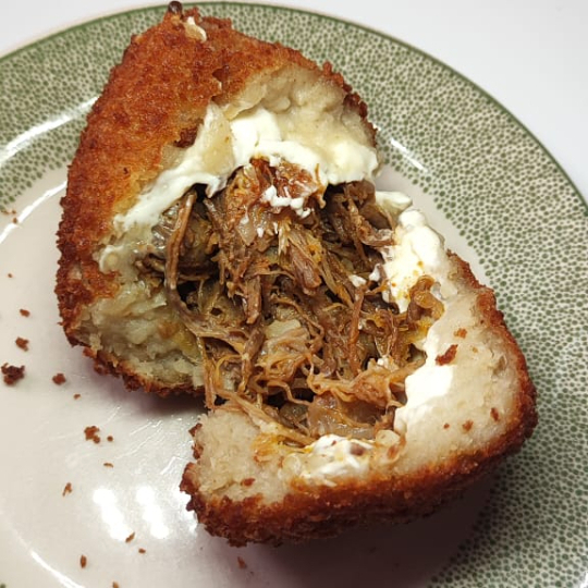 Feita com costela desfiada e cream cheese, super crocante, serve bem 1 pessoa