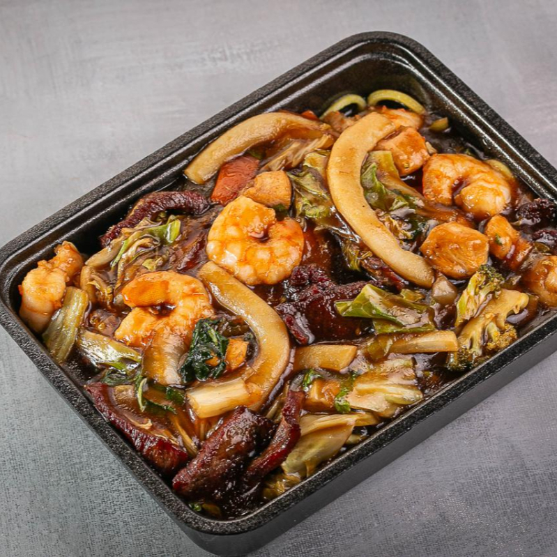 Descubra o sabor inigualável do nosso Yakissoba Especial de 800g. Uma generosa porção de macarrão cuidadosamente preparado, combinado com suculenta carne bovina e delicado frango, ambos cozidos à perfeição. Acrescentamos ainda uma seleção apetitosa de frutos do mar, trazendo um toque de sofisticação e sabor inconfundível. Para completar, uma variedade de legumes frescos, cortados e salteados na medida certa, trazendo cor, textura e sabor a cada garfada. Uma refeição completa e balanceada que promete conquistar até os paladares mais exigentes.