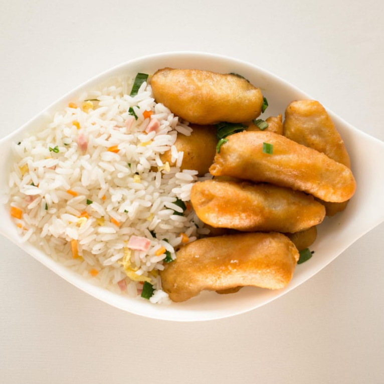 file de peixe panga empanado e frito salpicado com alho e cebolinha