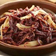 Carne Seca Desfiada com Cebola e Batata Prato bem servido, ideal para duas pessoas. Preparamos a carne com todo cuidado: sem ossos, peles, nervos, excesso de gordura ou “pelancas” — você recebe apenas a carne desfiada, com 100% de aproveitamento. Acompanhada de batatas no prato e finalizada com cebola dourada, é feita com as melhores carnes do mercado, garantindo um sabor inesquecível. Aprox 600g