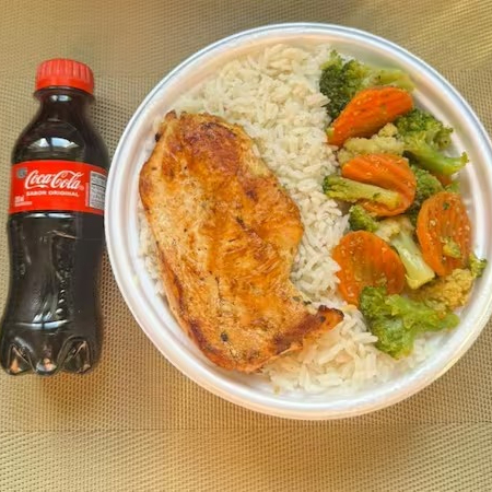 Marmita com delicioso filé de frango grelhado acompanhado de arroz branco, feijão e mix de legumes. Acompanha refrigerante pet Coca Cola bem gelado. Marmita indicada para 01 pessoa. Serve 1 pessoa (400g)