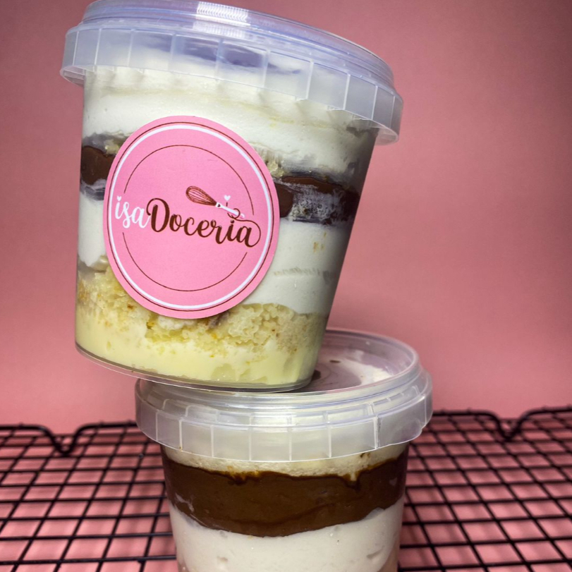 Para quem ama Ninho com Nutella, esse é o bolo perfeito! Feito com creme de Ninho, bolo super molhadinho, mousse de Ninho e uma generosa camada de Nutella cremosa. Uma combinação irresistível que conquista na primeira colherada — se eu fosse você, não ficava sem!