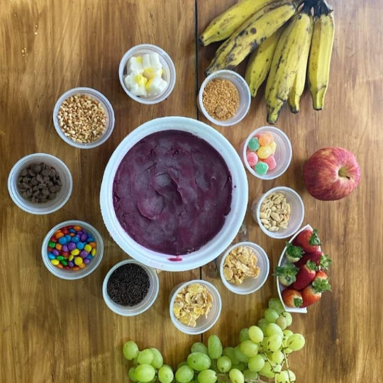 VAI COM: 3 FRUTAS, 6 ACOMPANHAMENTO E 1 CALDA OBS: OS ITENS VAI SORTIDOS, SE QUISER ALGUM ESPECÍFICO MANDE PARA GENTE NO CHAT itens disponíveis: frutas - banana, kiwi, uva, maça, pêra e morango. acompanhamentos - granola, leite em pó, farofa de amendoim, sucrilhos, chocoball, amendoim, xerém, gotas de chocolate , m&m, jujuba e paçoca. calda: chocolate, morango, limão e leite condensado.