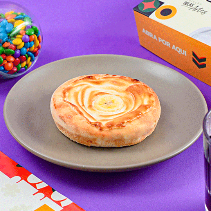 Recheio cremoso de banana, coberto por uma casquinha crocante de chocolate branco, criando uma combinação irresistível de sabores e texturas. A suavidade da banana com o toque doce do chocolate branco vai conquistar seu paladar. Peça agora e experimente essa delícia única!