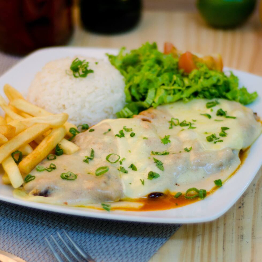 Delicioso bife à parmegiana, coberto com um irresistível molho ao sugo, acompanhado de batatas fritas crocantes e arroz branco soltinho.