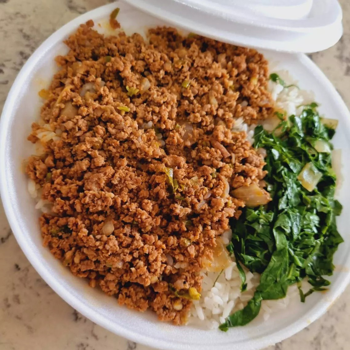 Arroz, feijao, carne moida, acompanhado do dia ( macarrão ou farofa)