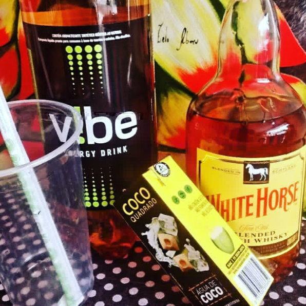 Whisky Cavalo Branco, baly e gelo saborizado, acompanhado de copo e canudo
