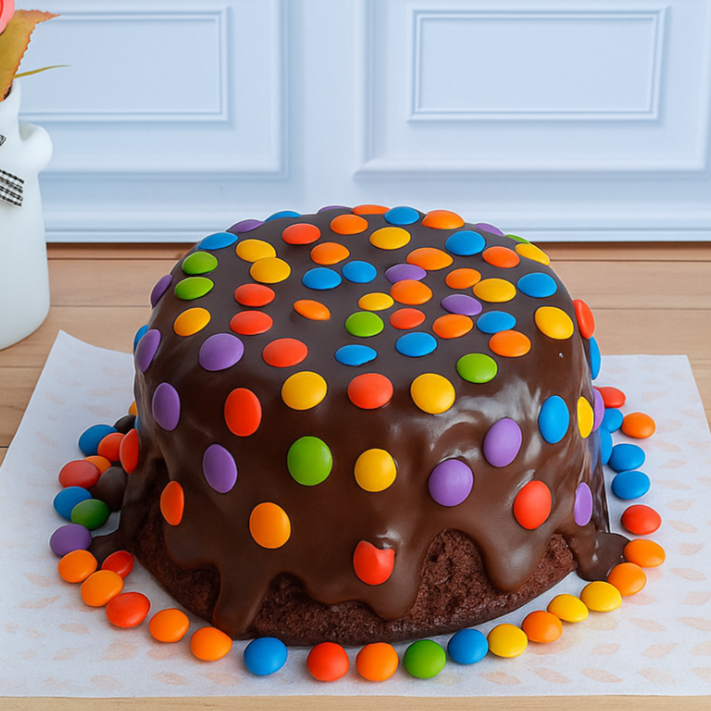 Massa de chocolate super fofinha, recheada e coberta com brigadeiro de chocolate 50% cacau. Finalizado com confetes coloridos sabor chocolate. Um bolo delicioso, divertido e espetacular — pura explosão de sabor e alegria em cada colherada! Tamanho:12cm Rende:4 porções