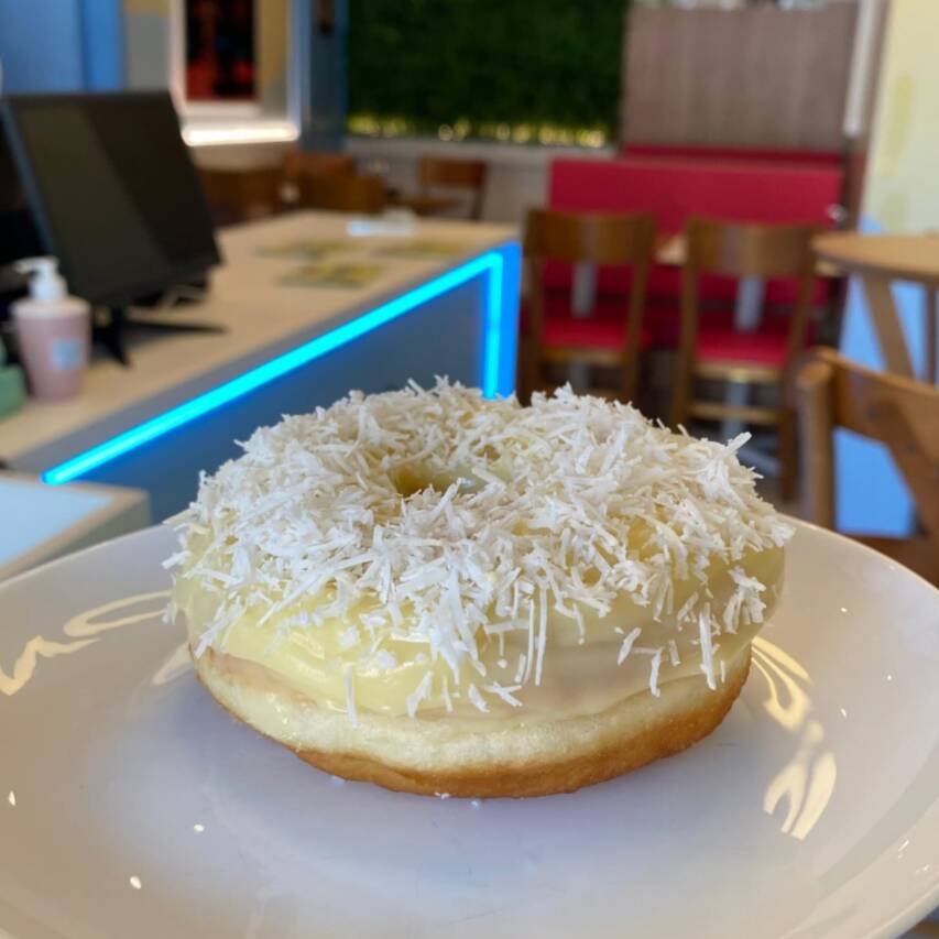 Donut fresquinho e fofinho com cobertura de Creme de Confeiteiro com Coco Ralado