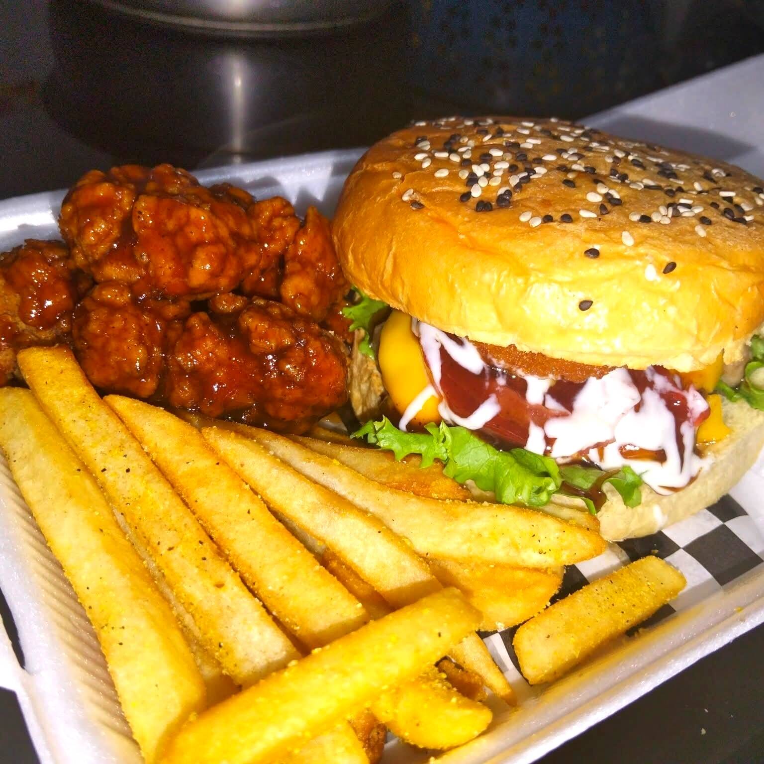 COMBO HAMBUGUESA AMERICANA + BONELESS + MAS PAPAS