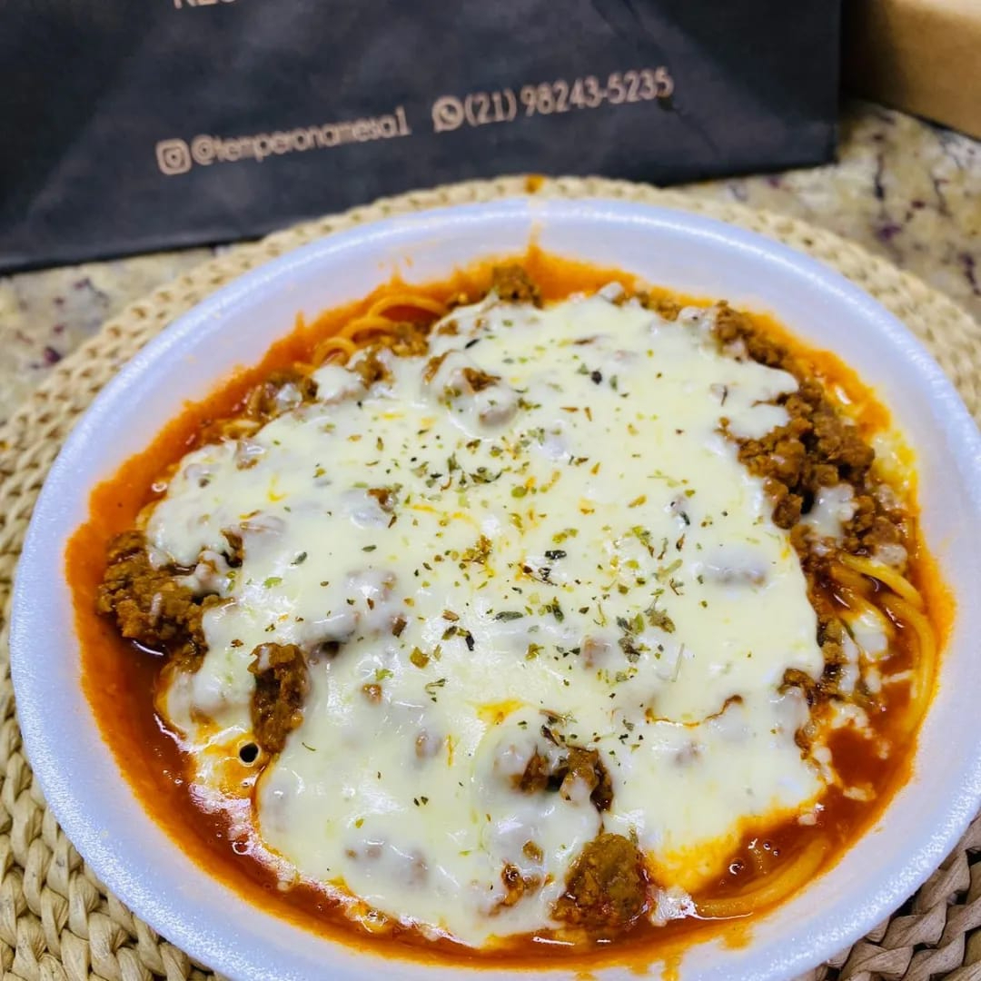 Delicioso macarrão espaguete com molho de carne moída, podendo adicionar mussarela.