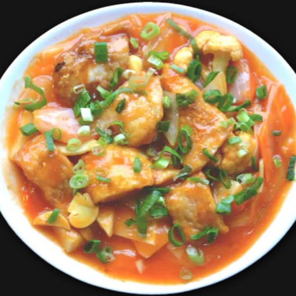 file de peixe panga com cebola, couve-flor, cenoura. broto de bambu, cogumelos, temperado com molho de tomate apimentado.