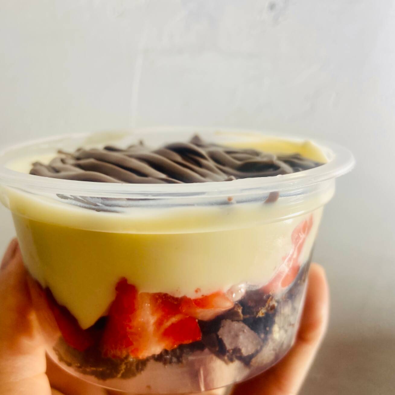 Nosso bownie maravilhoso, com nosso recheio de Ninho e morangos fresco que sõa colocados na hora e Nutella.