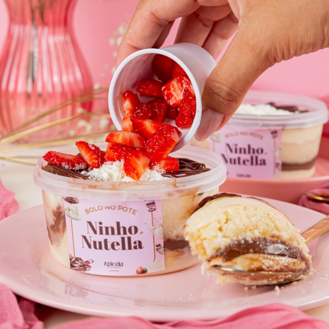 Massa branca super molhadinha, com recheio suave de Leite Ninho, e Nutella pura Original. E sim, com Nutella no capricho! O Morango vai a parte no potinho. Pote - 250 ml