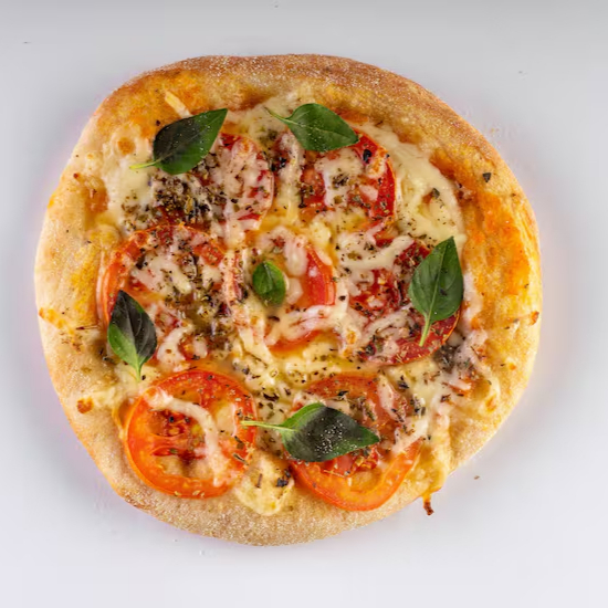 Massa Vegana, molho artesanal da Vovó, queijo mussarela, tomates, manjericão fresco e orégano