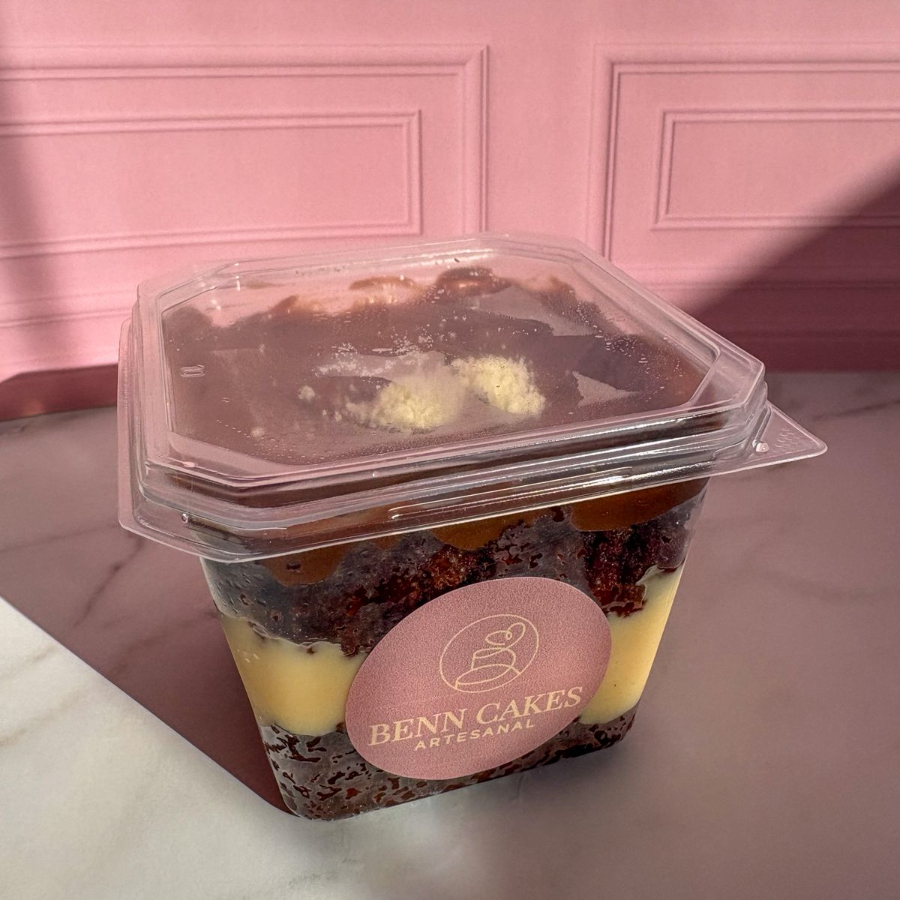 Bolo de pote com camadas de brigadeiro de chocolate e de Ninho super cremoso, uma combinação irresistível que derrete na boca!