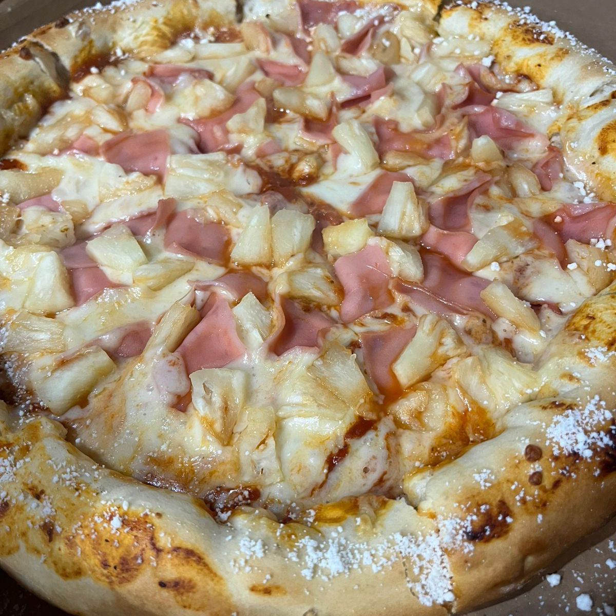 Pizza Hawaiana con Orilla Rellena de Queso