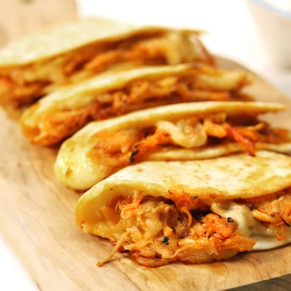 Quesadilla de tinga de pollo