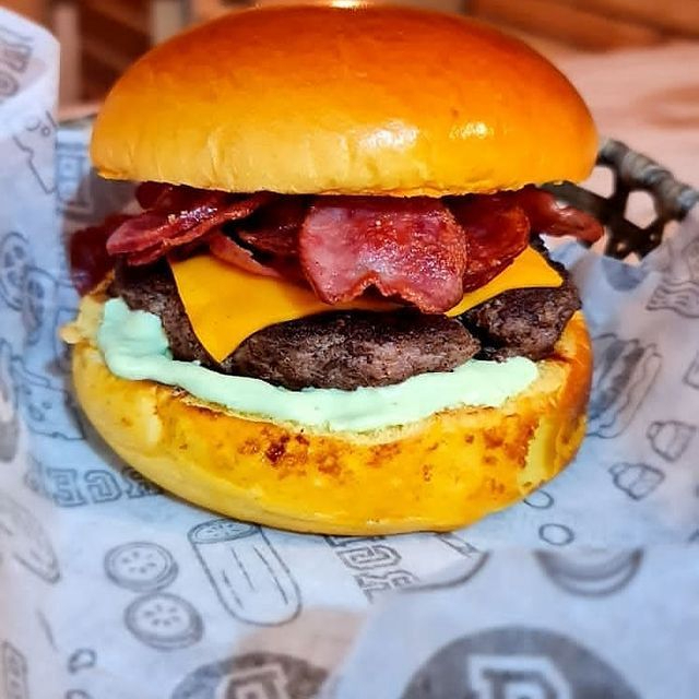 PÃO SELADO NA MANTEIGA, CARNE BOVINA DE 55G, DELICIOSAS FATIAS DE CALABRESA, CHEDDAR CREMOSO.